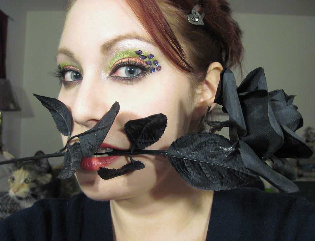 Illustration du guide Joly Beauty : Quels faux cils choisir pour un effet cat eye 