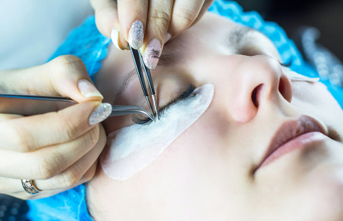 Illustration du guide Joly Beauty : Comment nettoyer et désinfecter une pince à faux cils 
