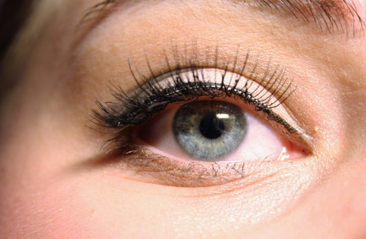 Illustration du guide Joly Beauty : Faux cils en bande complète ou demi-frange : que choisir 