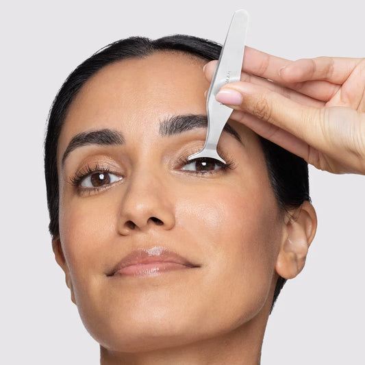 Illustration du guide Joly Beauty : Pince à faux cils droite, courbée ou coudée : laquelle choisir 