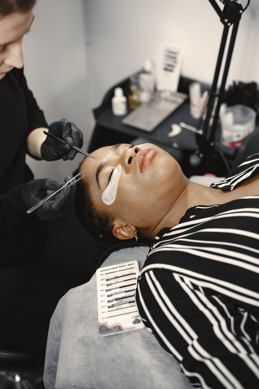 Illustration du guide Joly Beauty : Comment choisir une colle à faux cils selon le type de faux cils 