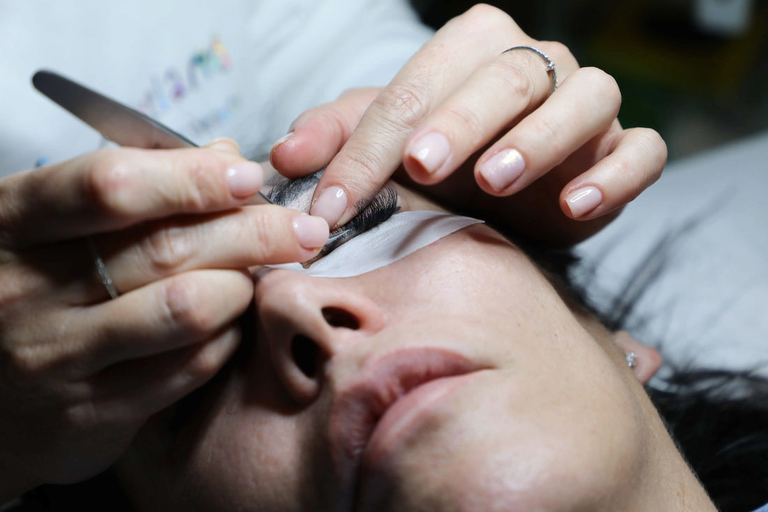 Illustration de l’article Joly Beauty : Combien de temps dure la pose de faux cils 