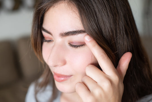 Illustration du guide Joly Beauty : Pourquoi mes faux cils me piquent-ils au coin de l’œil 