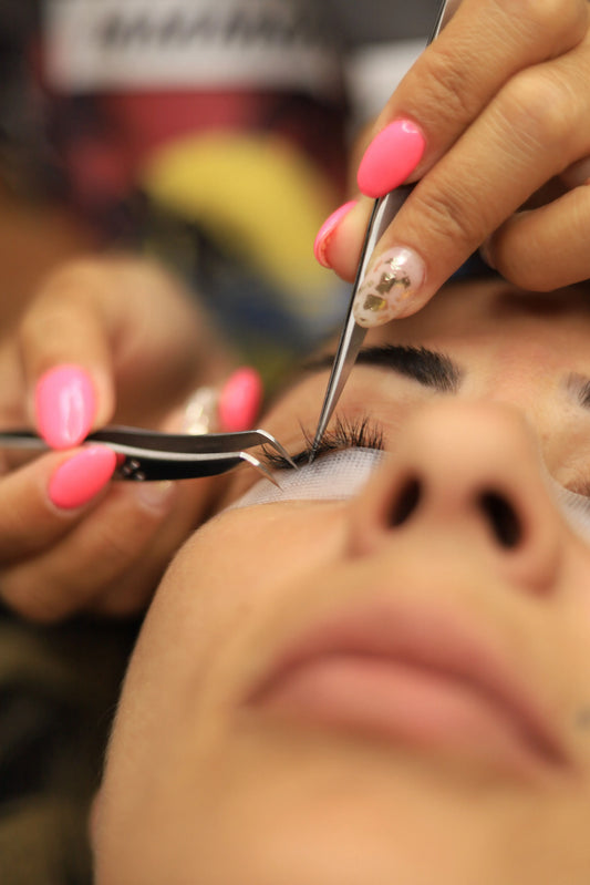 Illustration de l’article « Comment bien placer le coin externe des faux cils  » consacré aux faux cils