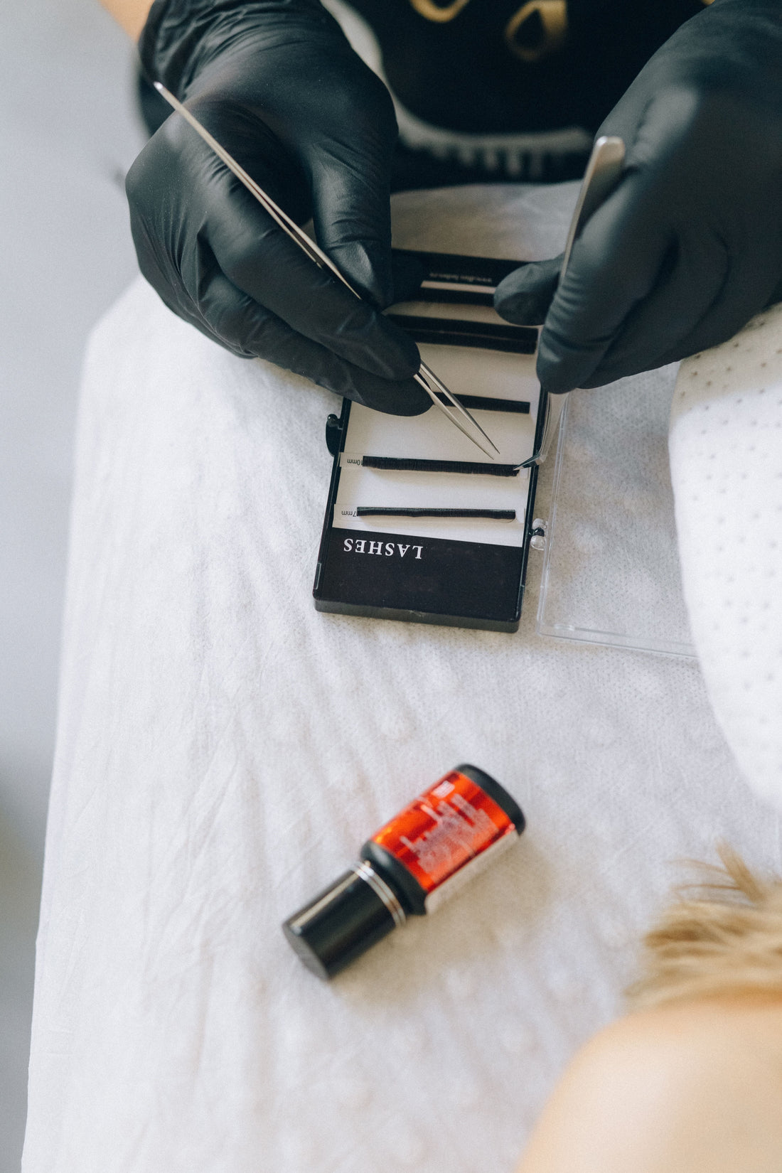 Illustration du guide Joly Beauty : Que se passe-t-il si on met trop de colle sur les faux cils 