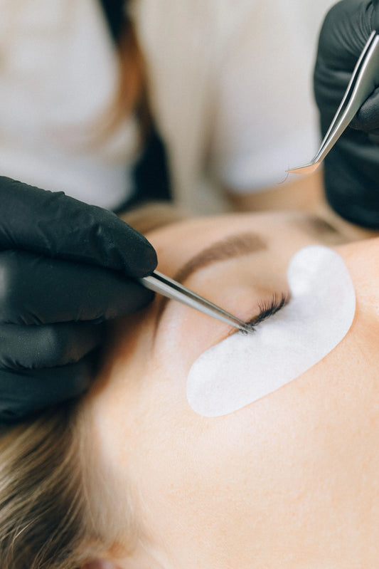 Illustration de l’article « Comment poser une demi-frange de faux cils  » consacré aux faux cils