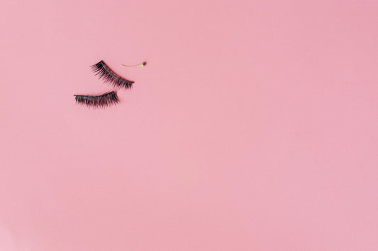 Illustration de l’article « Comment savoir quel faux cil correspond à l’œil droit et à l’œil gauche  » consacré aux faux cils