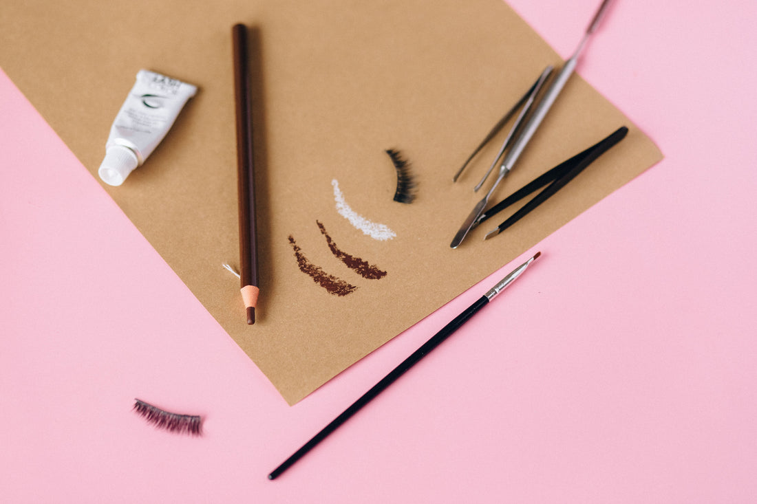 Illustration du guide Joly Beauty : Colle à faux cils à séchage rapide ou classique : laquelle choisir 