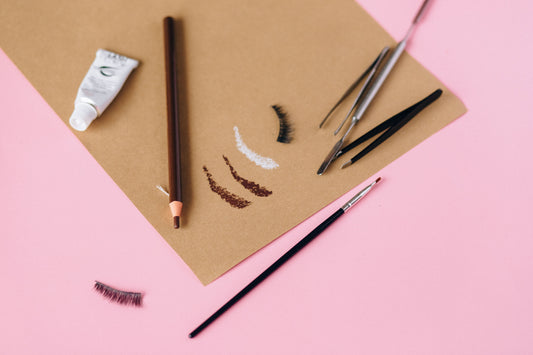 Illustration du guide Joly Beauty : Colle à faux cils à séchage rapide ou classique : laquelle choisir 