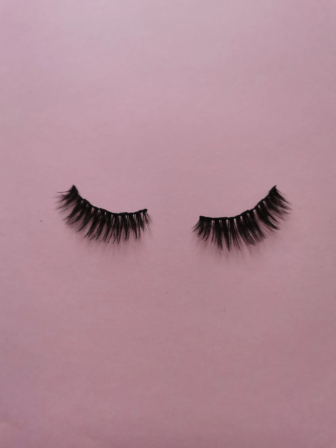 Illustration de l’article « Existe-t-il des faux cils sans colle  » consacré aux faux cils