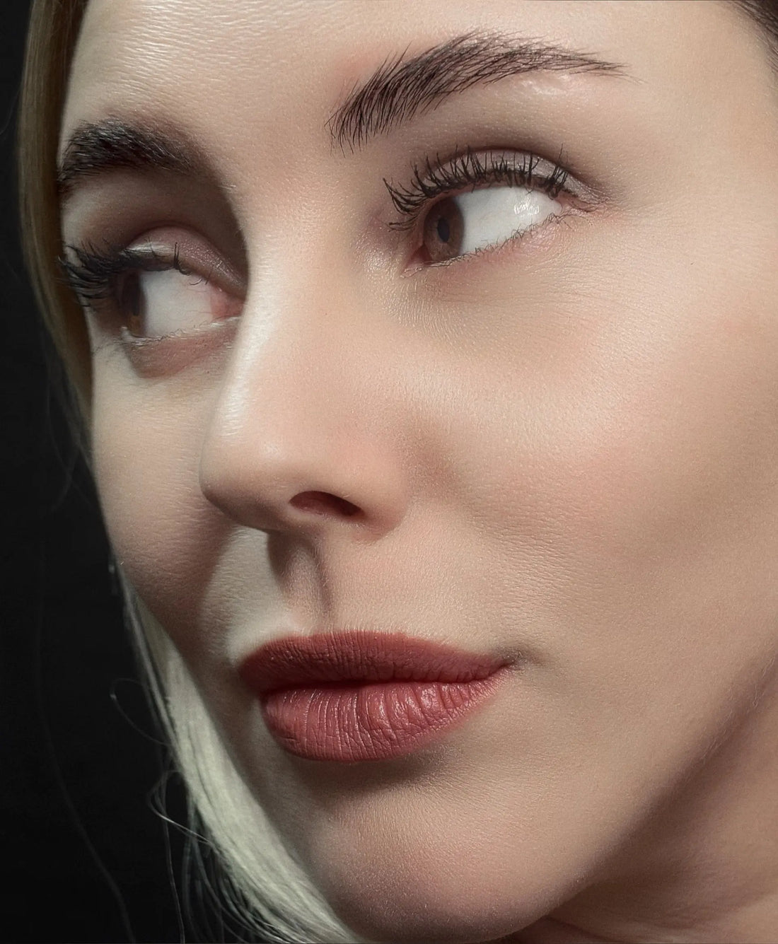 Illustration de l’article « Comment faire pour que les deux faux cils soient symétriques  » consacré aux faux cils