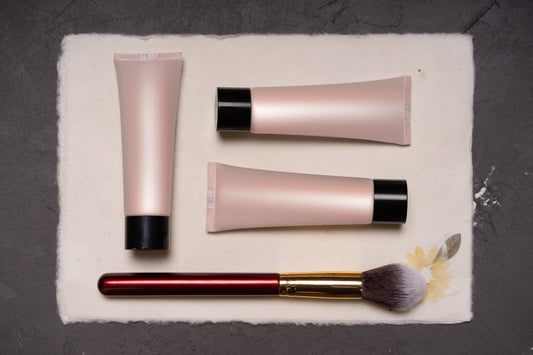 Illustration du guide Joly Beauty : Colle à faux cils avec pinceau ou en tube : laquelle choisir 