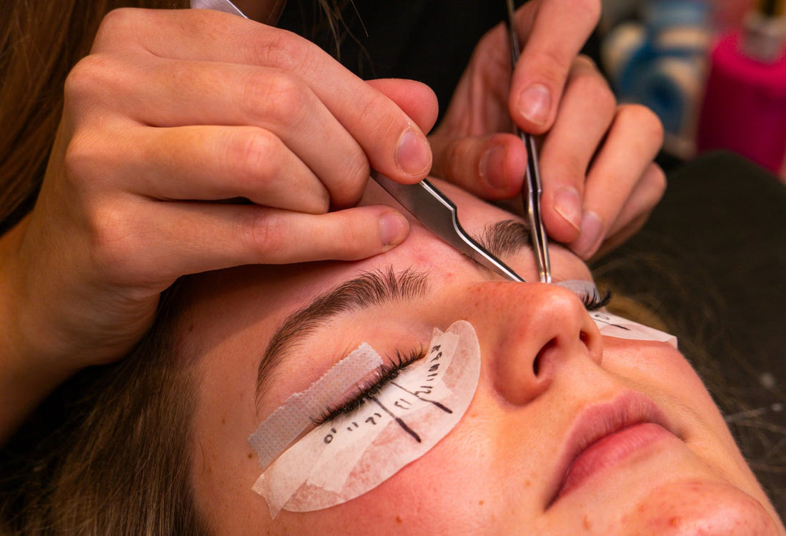 Illustration du guide Joly Beauty : Quelle colle utiliser pour des faux cils en touffes 
