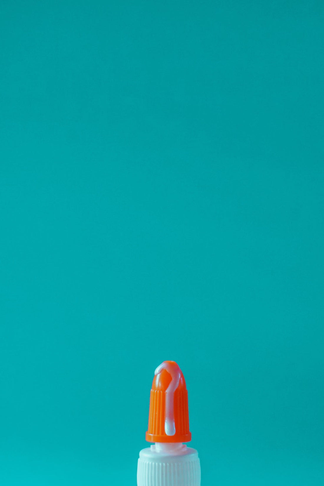 Illustration du guide Joly Beauty : Comment éviter que l’embout de la colle à faux cils se bouche 