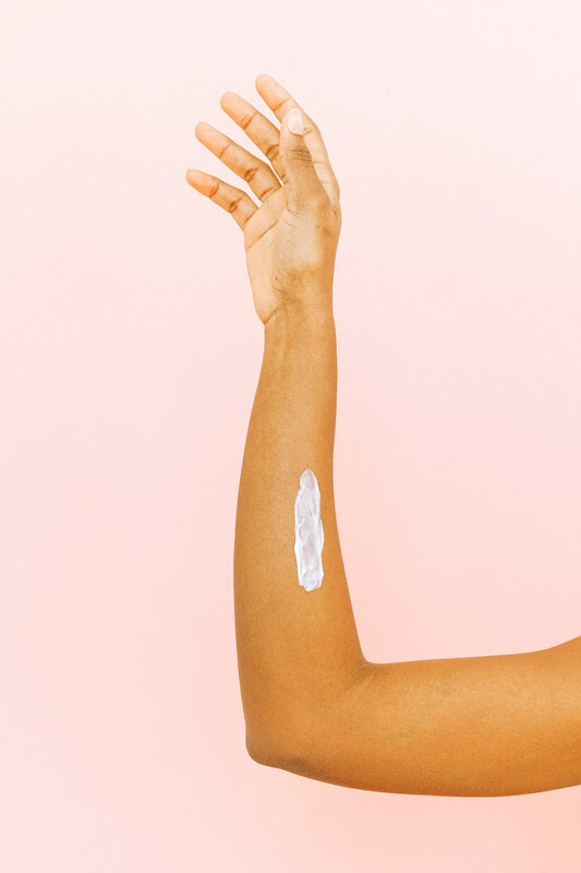 Illustration du guide Joly Beauty : Faut-il faire un test d’allergie avant d’utiliser une nouvelle colle à faux cils 