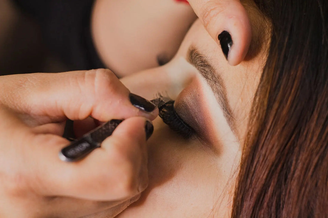 Illustration de l’article « Comment poser des faux cils en bande complète  » consacré aux faux cils