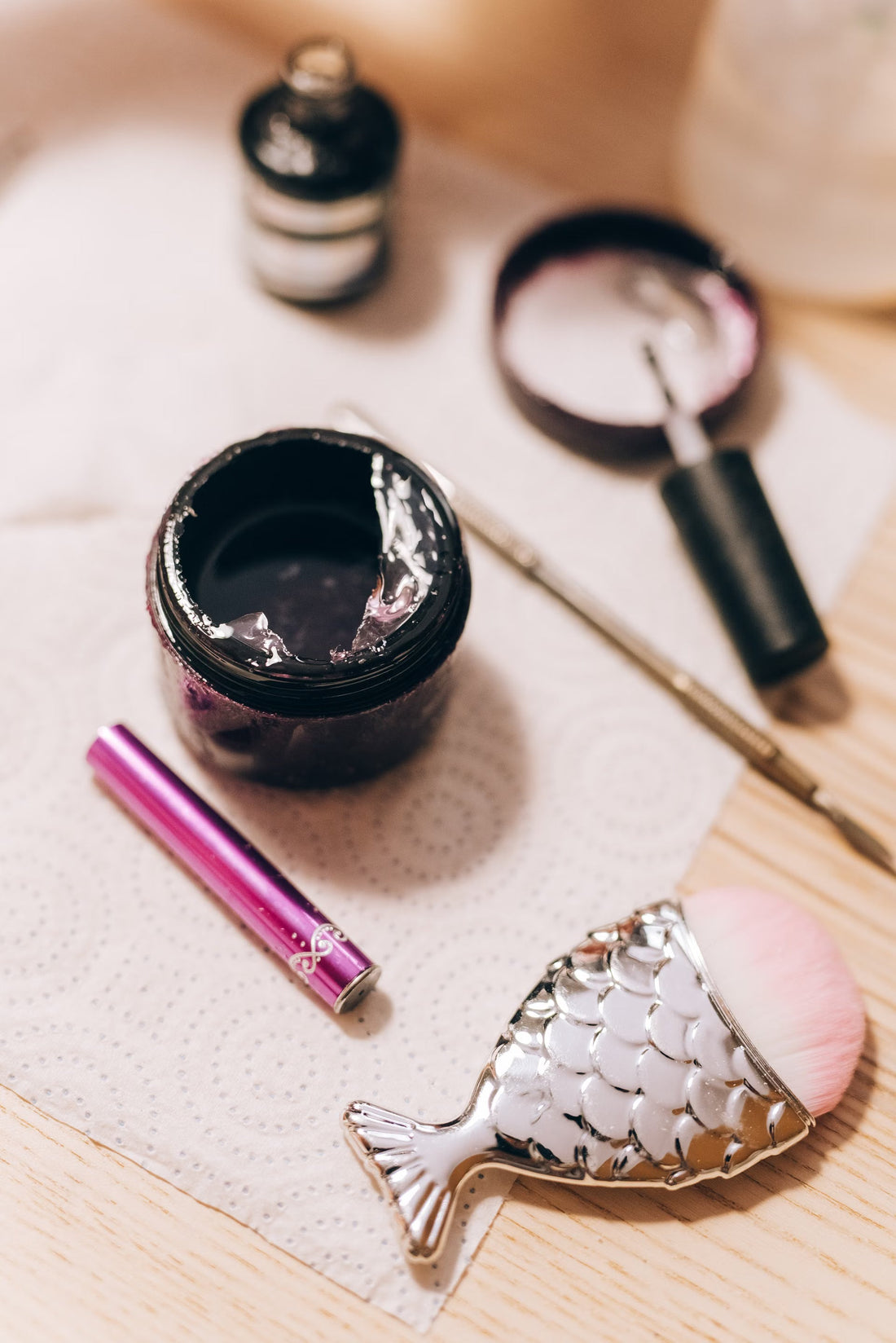 Illustration du guide Joly Beauty : Peut-on utiliser de la colle à ongles pour poser des faux cils 