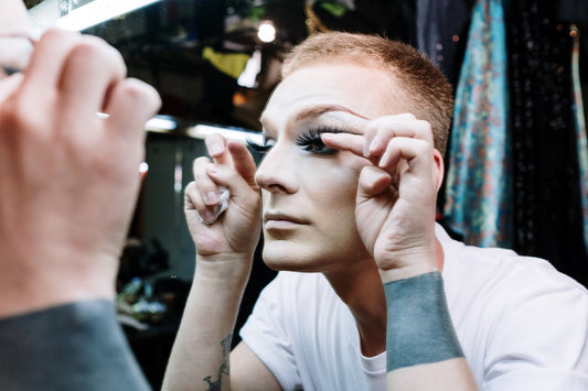 Illustration du guide Joly Beauty : Quels faux cils choisir pour un spectacle ou une scène 