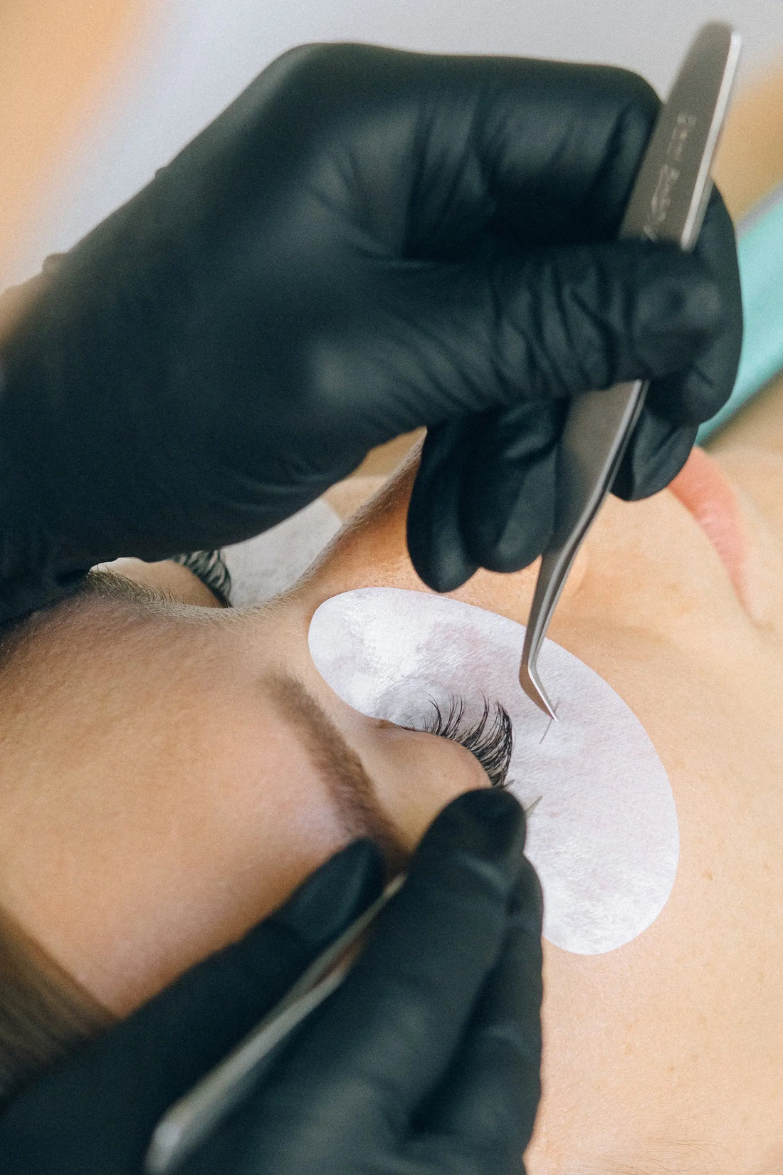 Illustration de l’article « Comment poser des faux cils en touffes  » consacré aux faux cils