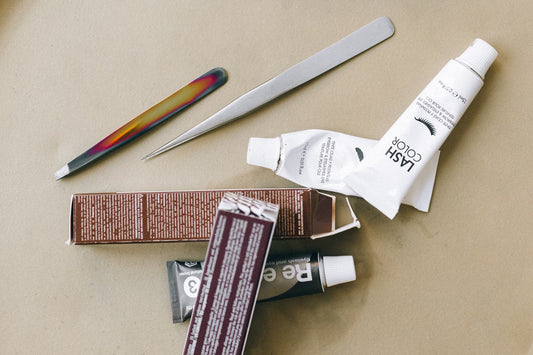 Illustration du guide Joly Beauty : Peut-on utiliser le même remover pour des faux cils en bande et des clusters 