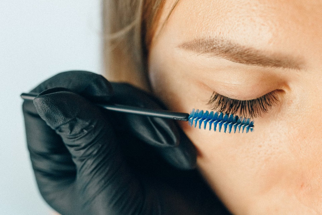 Illustration du guide Joly Beauty : Comment éviter les paquets de colle sur les faux cils 