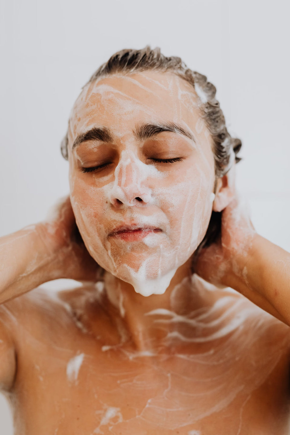 Illustration du guide Joly Beauty : Peut-on se doucher avec des faux cils 