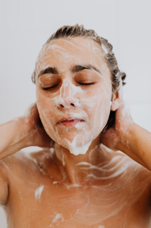Illustration du guide Joly Beauty : Peut-on se doucher avec des faux cils 