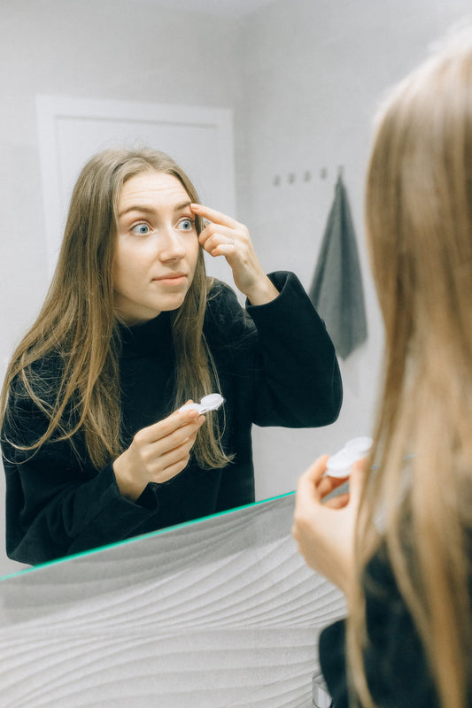Illustration du guide Joly Beauty : Quelle colle à faux cils choisir quand on porte des lentilles de contact 