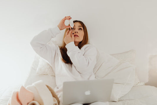 Illustration du guide Joly Beauty : Que faire quand on a les yeux sensibles et qu’on veut porter des faux cils 