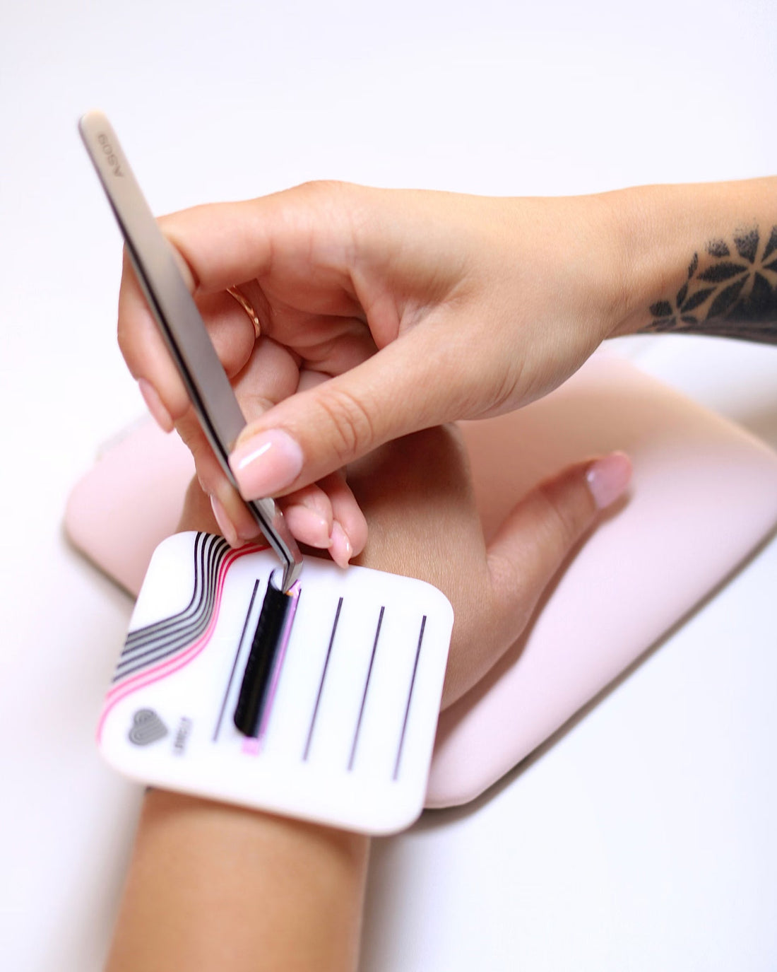 Photographie d’illustration du guide : Comment poser des faux cils magnétiques en sandwich 