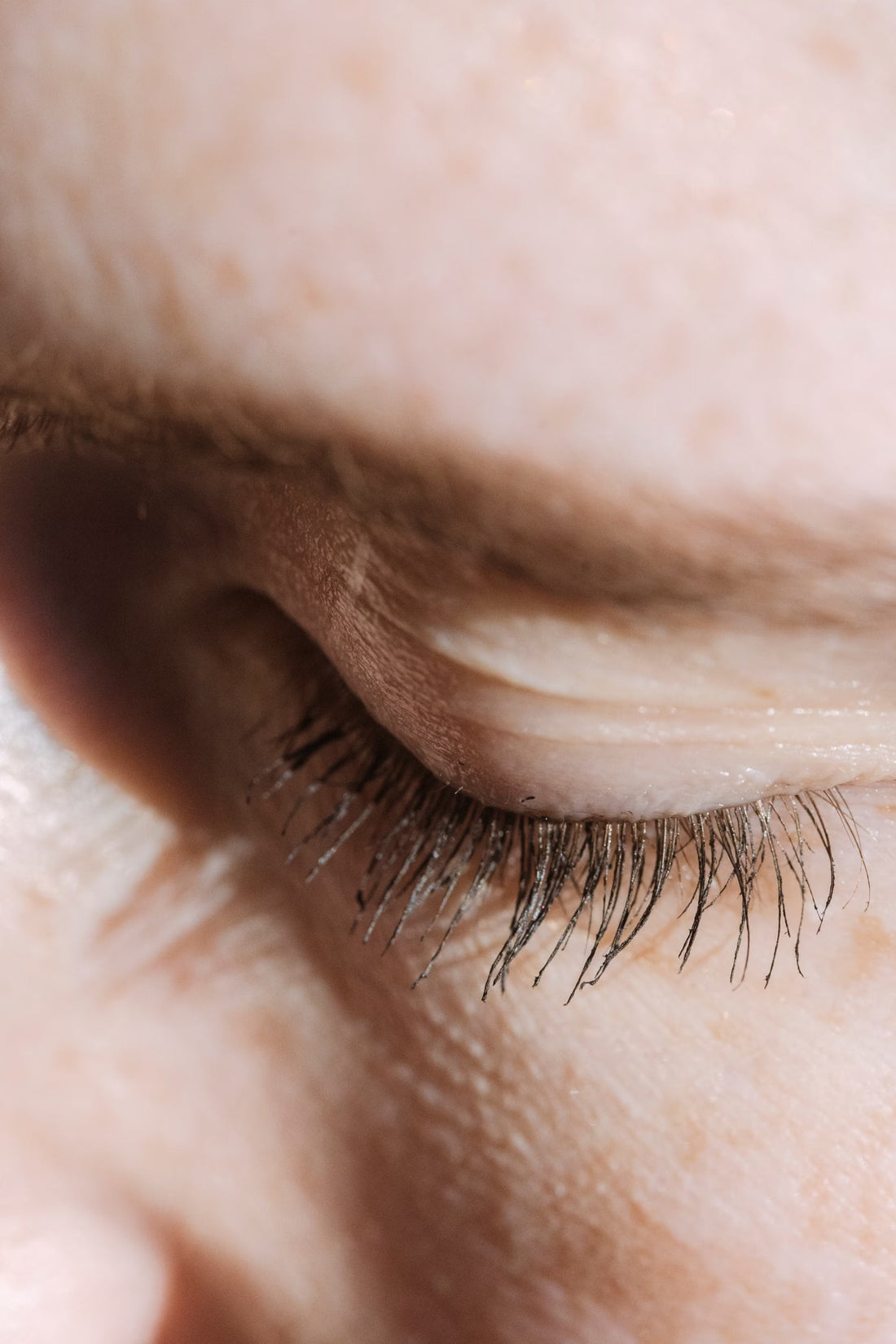 Illustration du guide Joly Beauty : Quelle colle à faux cils choisir pour les yeux sensibles 
