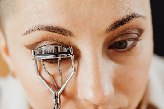 Illustration du guide Joly Beauty : Comment choisir la courbure de ses faux cils 
