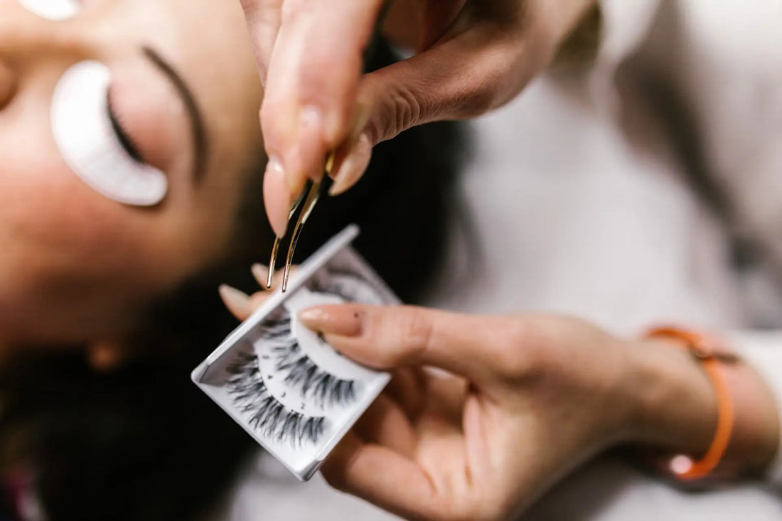 Illustration de l’article « Comment utiliser une pince à faux cils pour la pose  » consacré aux faux cils