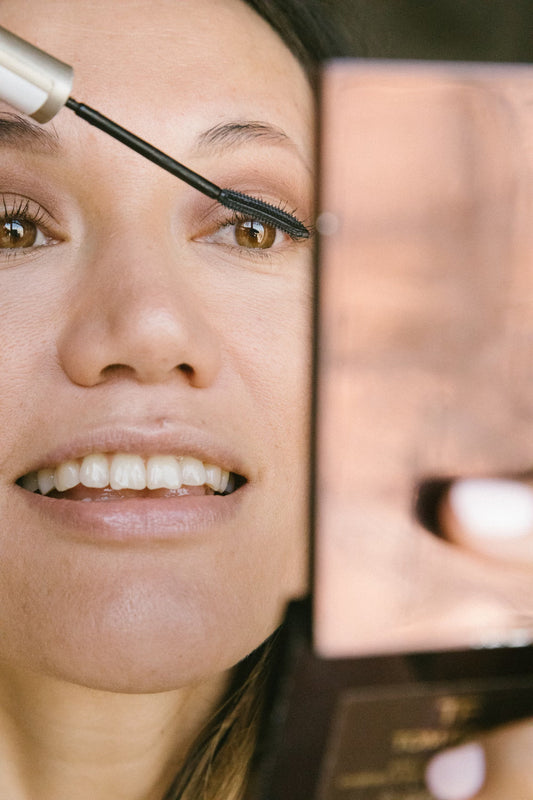 Illustration du guide Joly Beauty : Peut-on porter des faux cils quand on a des cils fragiles 