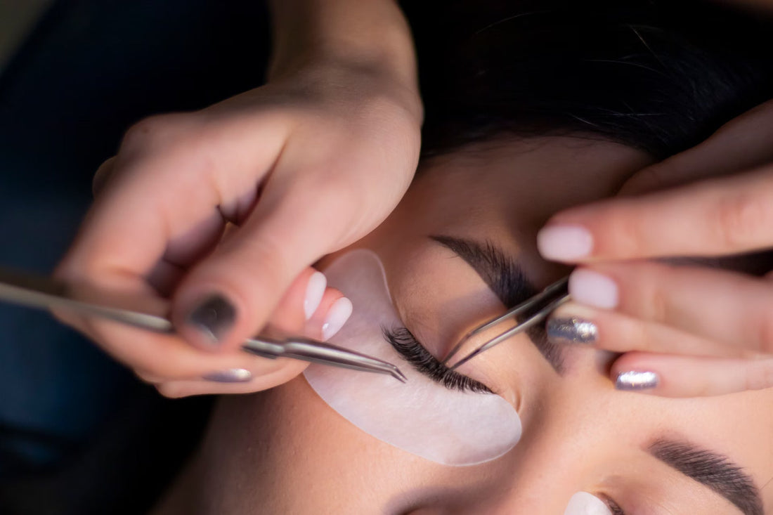 Illustration du guide Joly Beauty : Comment recoller un coin de faux cil sans retirer toute la bande 