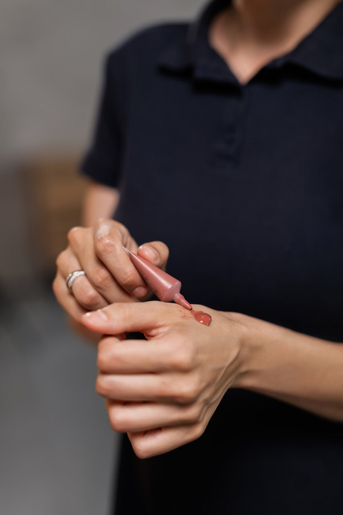 Illustration du guide Joly Beauty : Une colle à faux cils sans latex peut-elle quand même provoquer une allergie 
