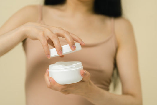 Illustration du guide Joly Beauty : Combien de temps une colle à faux cils se conserve-t-elle après ouverture 