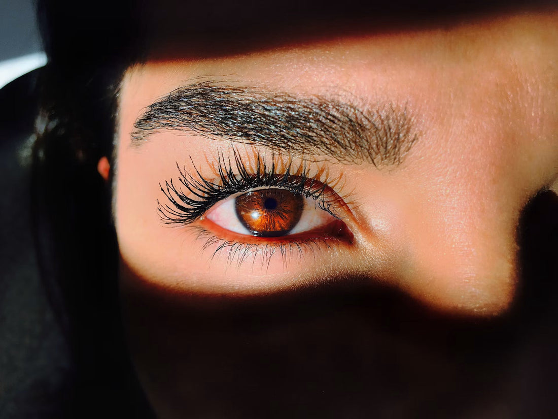 Illustration du guide Joly Beauty : Pourquoi les yeux deviennent-ils rouges après avoir porté des faux cils 