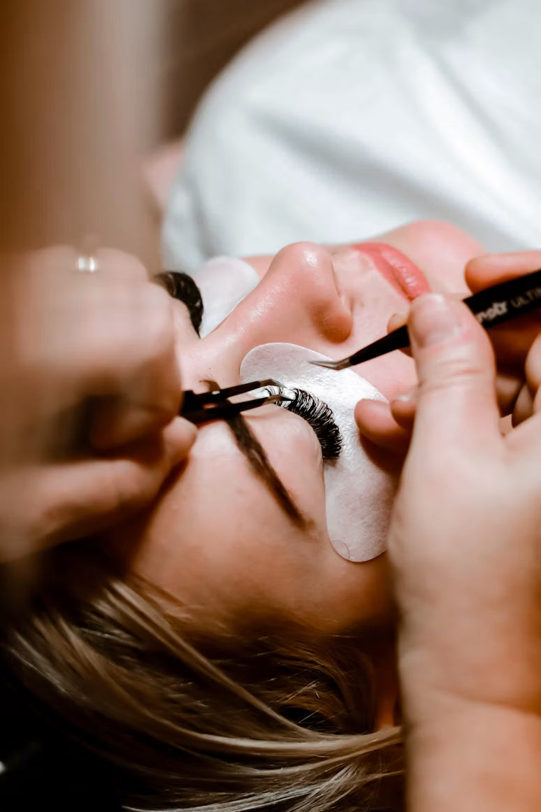 Illustration du guide Joly Beauty : Comment saisir des clusters avec une pince sans les abîmer 