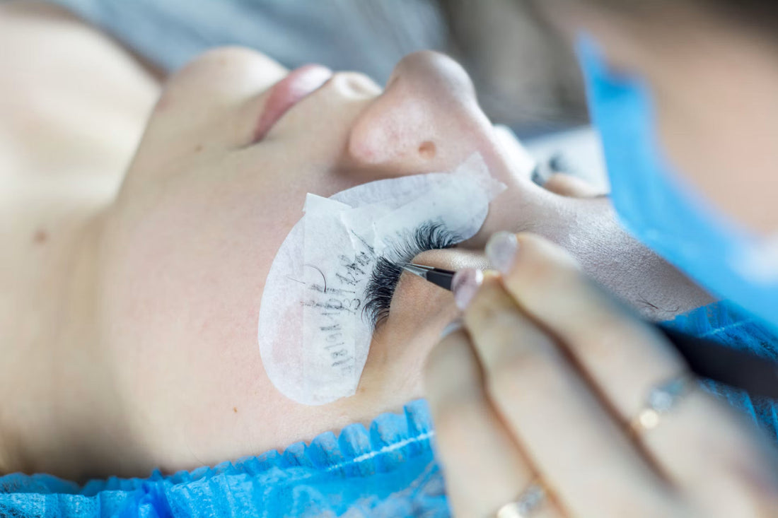 Illustration du guide Joly Beauty : Faux cils ou extensions de cils : que choisir 