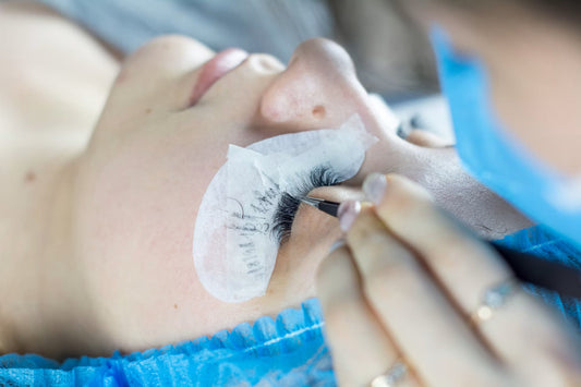 Illustration du guide Joly Beauty : Faux cils ou extensions de cils : que choisir 