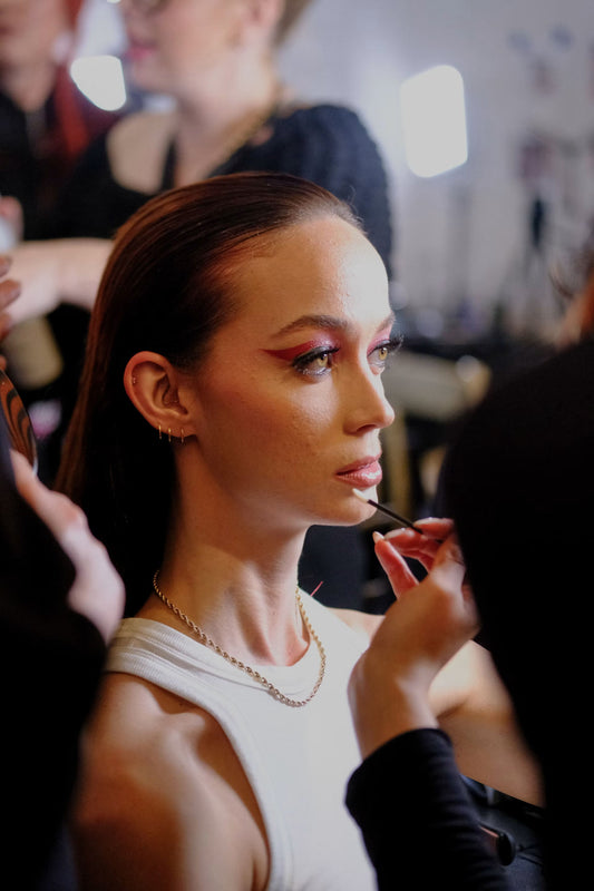 Illustration du guide Joly Beauty : Faut-il mettre l’eyeliner avant ou après les faux cils 