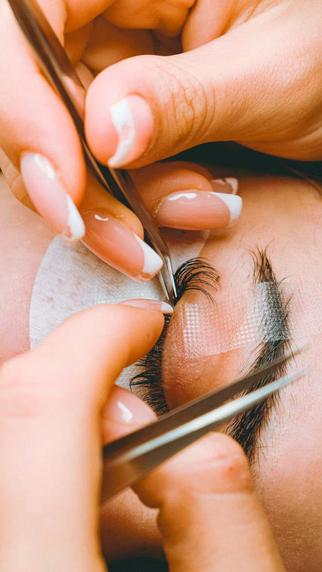 Illustration du guide Joly Beauty : Comment éviter que la colle à faux cils colle à la pince 