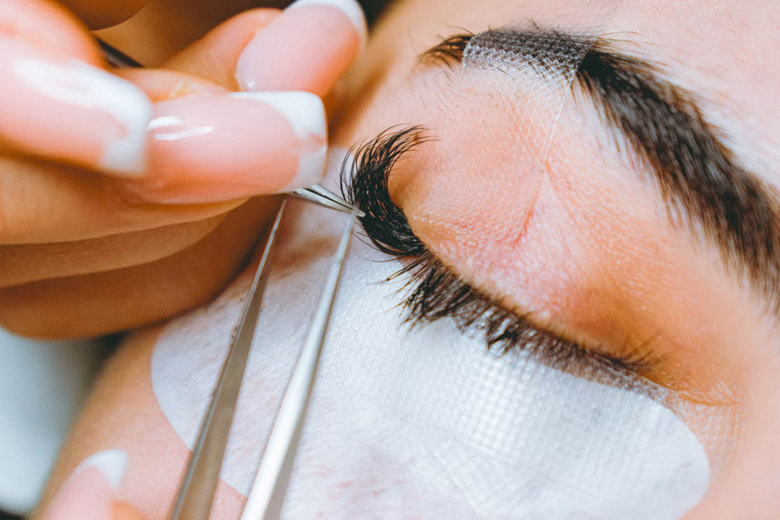 Illustration du guide Joly Beauty : Pourquoi mes faux cils restent-ils collés à la pince pendant la pose 